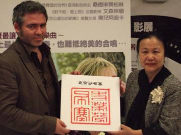 Hsieh Hsiao-yun, director of the Department of Cultural Affairs, right, gave a Chinese stamp to filmmaker Stephane Brize. The stamp has the Chinese inscription of Stephane’s name on it.